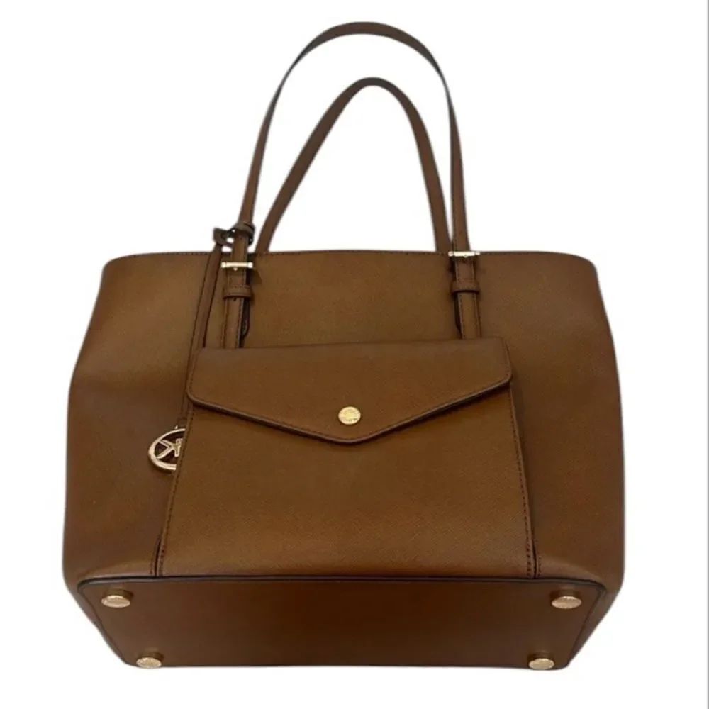 Michael Kors brown leather handbag lots of pockets roomy and adjustable handles